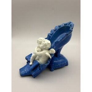 Antique German Meissen Porcelain Figurine Kissing Cherubs In A Shoe